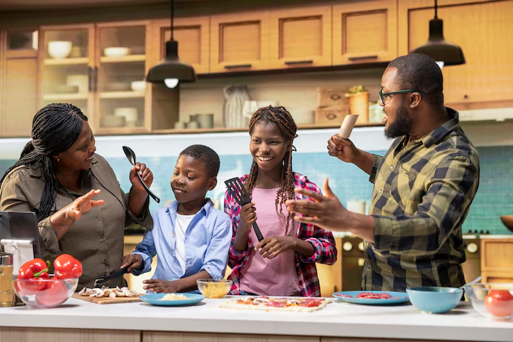Famille qui cuisine ensemble avec plaisir