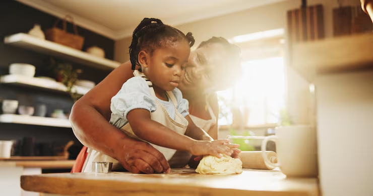 Mère et fille préparant la pâte en cuisine